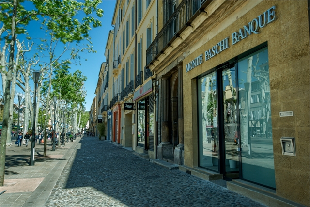 02 agence ext avec vue sur le cour N48A5925